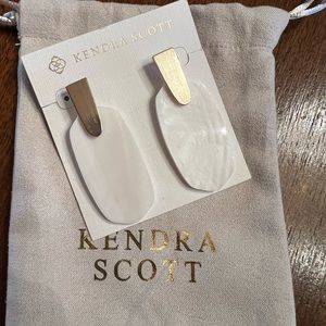 Kendra Scott Aragon Gold Drop Earrings in Ivory Pearl